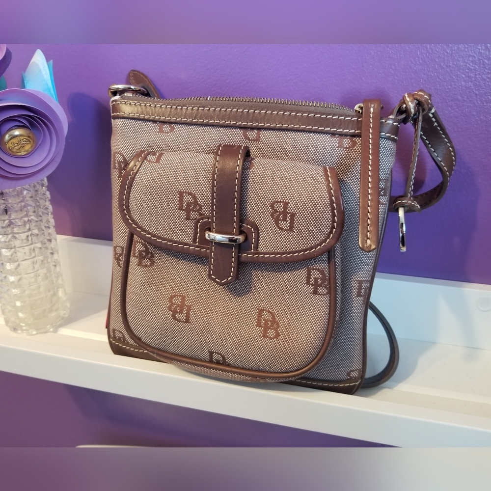 NWT Authentic Dooney and Bourke Swingpack Purse